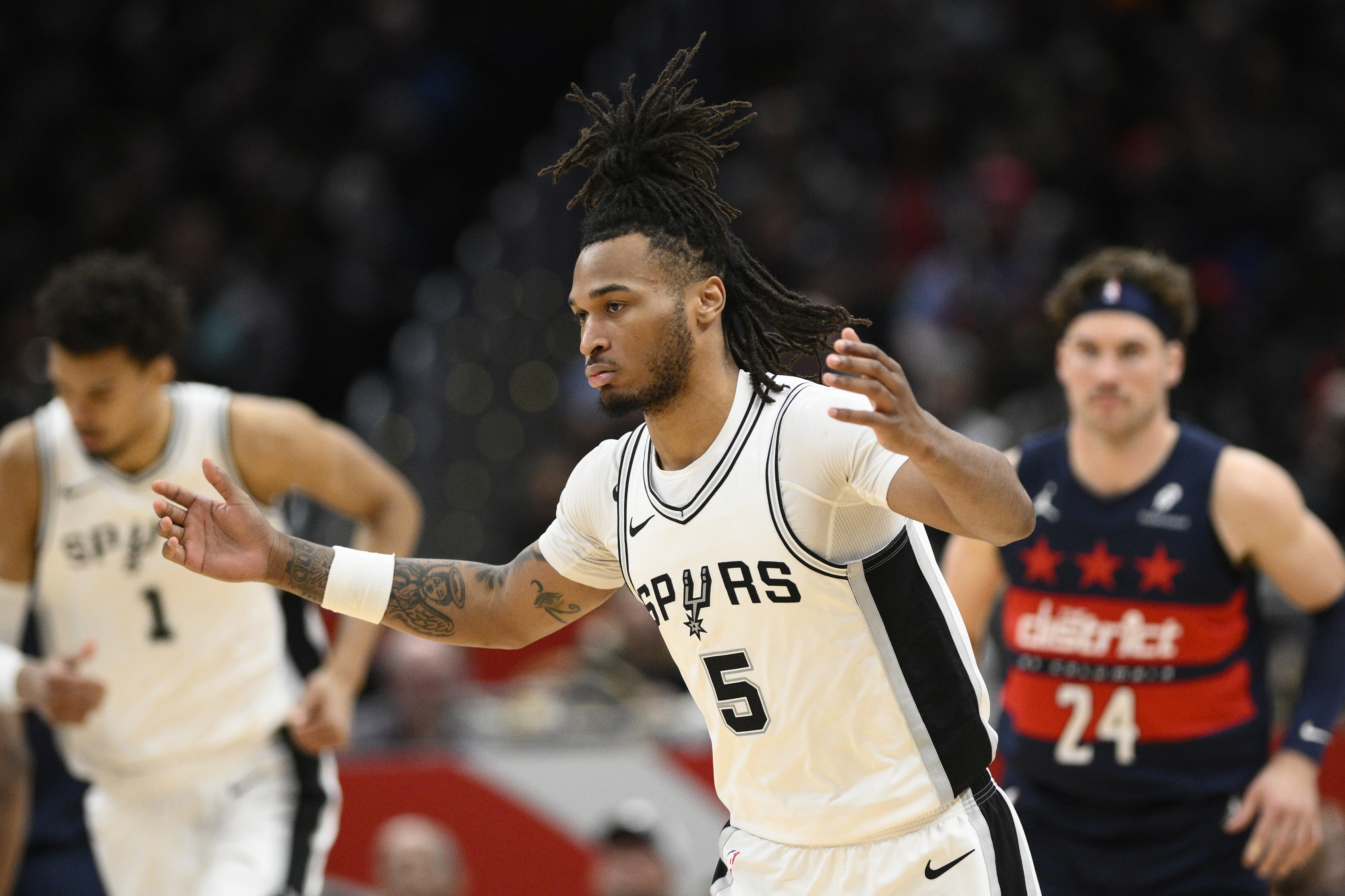Spurs Urged to Lean Into Lineup that ‘Doesn’t Work’